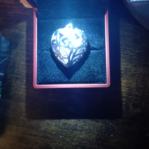 Glowing Heart Pendant - Picture 3 of 3